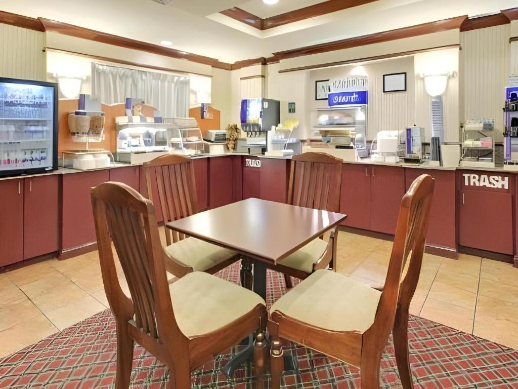 Holiday Inn Express Hotel & Suites Cleveland - Ms By Ihg Exterior foto