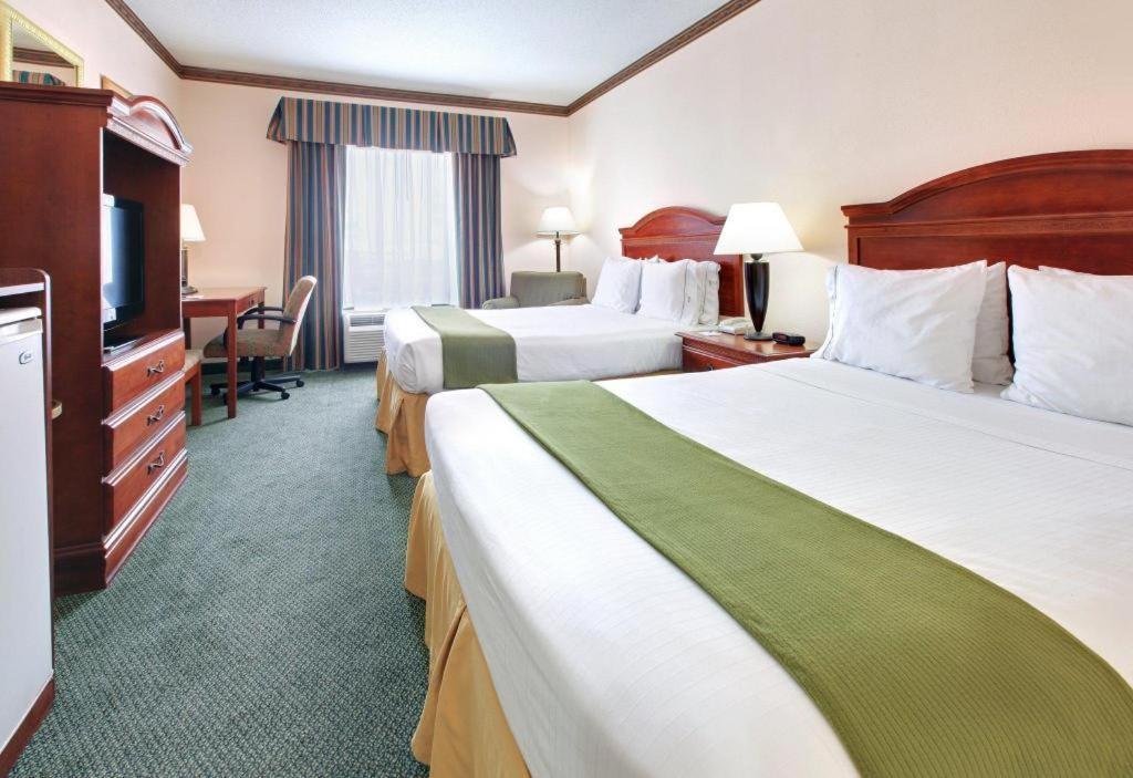 Holiday Inn Express Hotel & Suites Cleveland - Ms By Ihg Exterior foto
