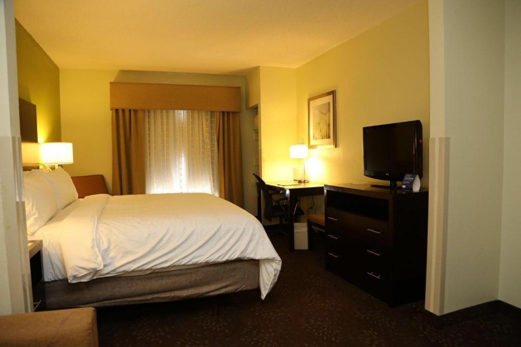 Holiday Inn Express Hotel & Suites Cleveland - Ms By Ihg Exterior foto